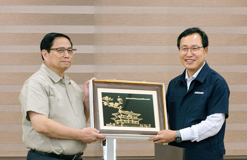 Buc-tranh-duoc-lanh-dao-Samsung-tang-Thu-tuong-nhan-dip-Thu-tuong-toi-tham-nha-may-SEV-ngay-30-7-2023.-Anh-baobacninh-1024x662