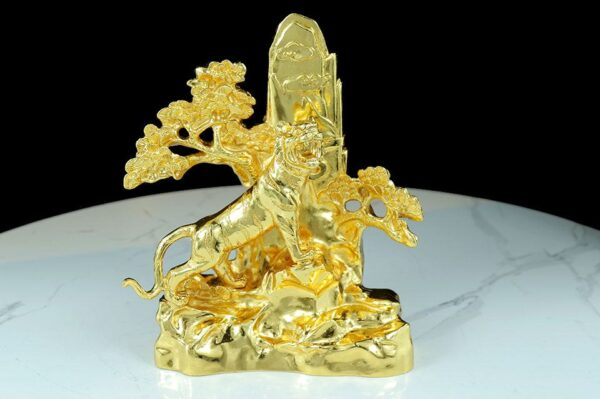Tượng Hổ đứng bên cây tùng mạ vàng 24k - TH07