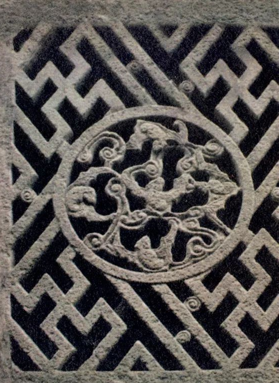 chu-van-co-chieu-dai-lich-su-van-hoa-hang-nghin-nam-do-vay-duoc-khac-hoa-va-the-hien-tren-nhieu-cong-trinh-kien-truc-khac-nhau-nhu-chua-dinh-do-vat-phuctuonggold-com Chữ Vạn có chiều dài lịch sử văn hóa hàng nghìn năm, do vậy được khắc họa và thể hiện trên nhiều công trình, kiến trúc khác nhau như chùa, đình, đồ vật - phuctuonggold-com
