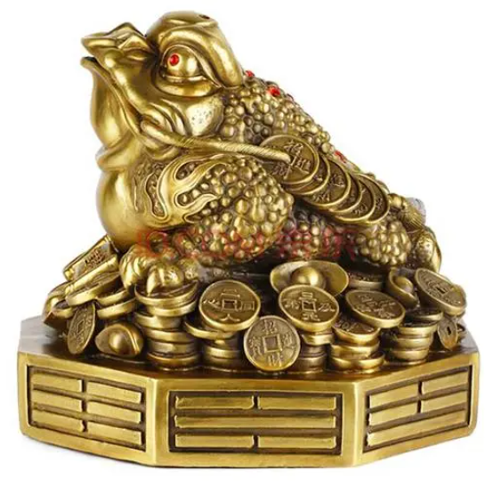 Cóc 3 chân thiềm thừ được thiết kế trên khay kệ tạo nên sự kính trọng, nghiêm trang - phuctuonggold-com