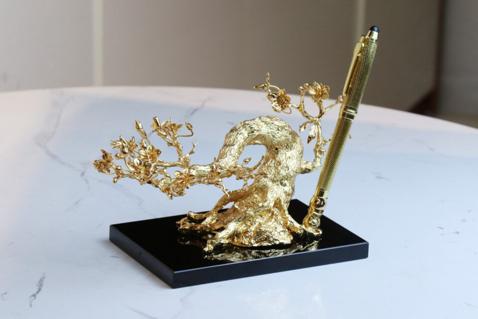 Giá cắm bút hoa mai mạ vàng 24K - CB02