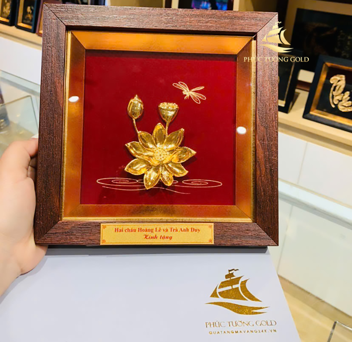 hai-chau-tang-tranh-sen-dong-de-ban-mung-tho-nguoi-lon-tuoi-2 hai-cháu-tặng-tranh-sen-đồng-để-bàn-mừng-thọ-người-lớn-tuổi