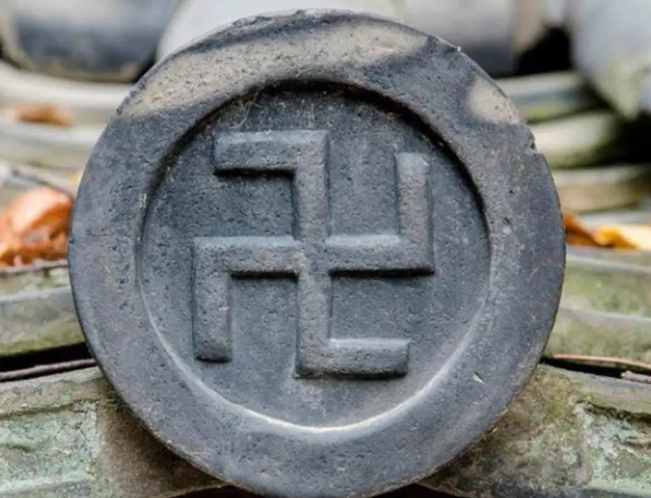 o-nhat-ban-chu-van-thuong-duoc-coi-la-diem-khong-may-voi-nguoi-song-chu-thuong-duoc-in-tren-cac-tam-ngoi-va-cot-tru-cua-chua-phuctuonggold-com Ở Nhật bản, chữ Vạn thường được coi là điềm không may với người sống, chữ thường được in trên các tấm ngói và cột trụ của chùa - phuctuonggold-com
