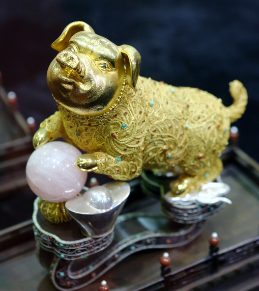 tuong-lon-ma-vang-24k-duoc-che-tac-tinh-xao-thich-hop-lam-qua-tang-hoac-trung-bay-tu-gia-tao-ve-dep-sang-trong-dang-cap-cho-khong-gian-phuctuonggold-com Tượng lợn mạ vàng 24K được chế tác tinh xảo, thích hợp làm quà tặng hoặc trưng bày tư gia, tạo vẻ đẹp sang trọng, đẳng cấp cho không gian - phuctuonggold-com