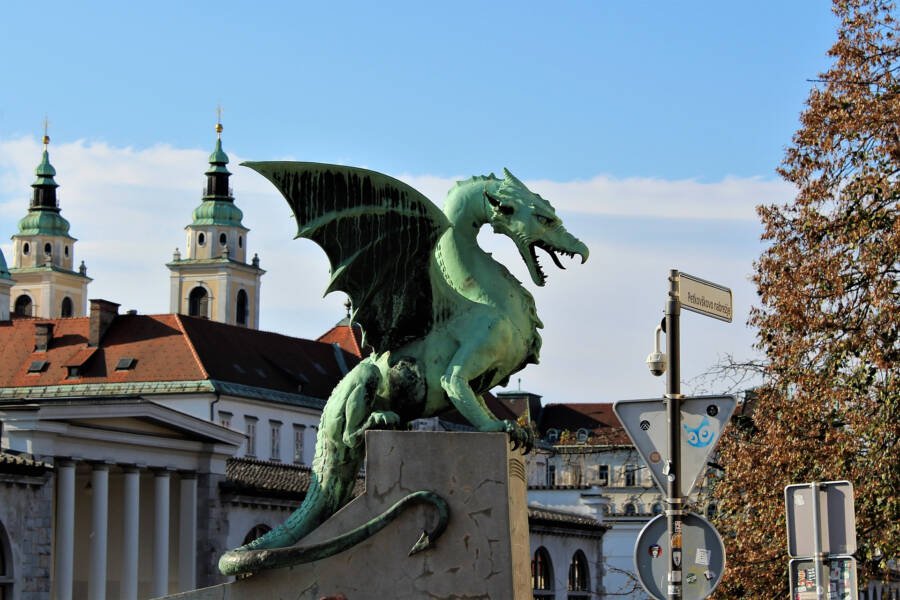 tuong-rong-tren-chan-cau-tai-ljubljana-thu-do-cua-slovenia Tượng rồng trên chân cầu tại Ljubljana, thủ đô của Slovenia.